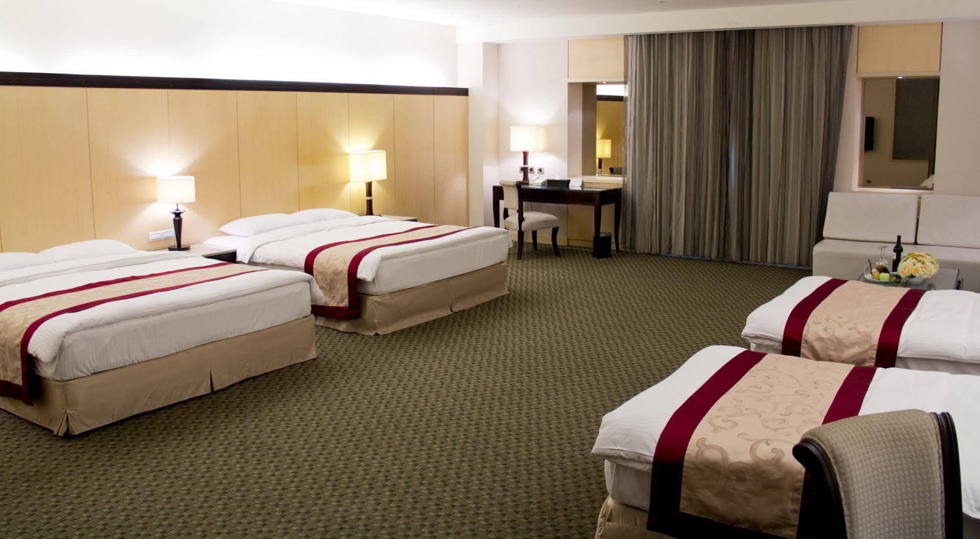 Queena Plaza Hotel Tainan Exterior photo