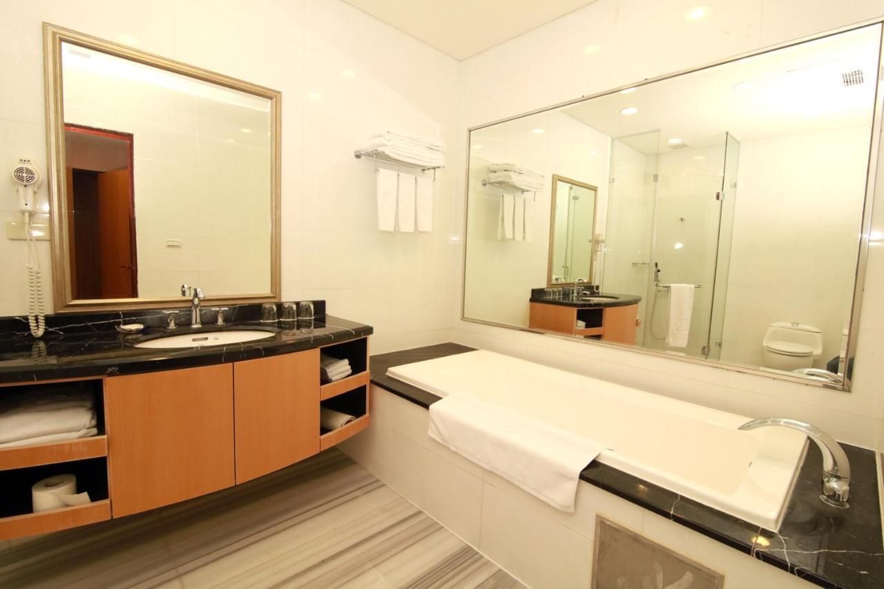 Queena Plaza Hotel Tainan Exterior photo